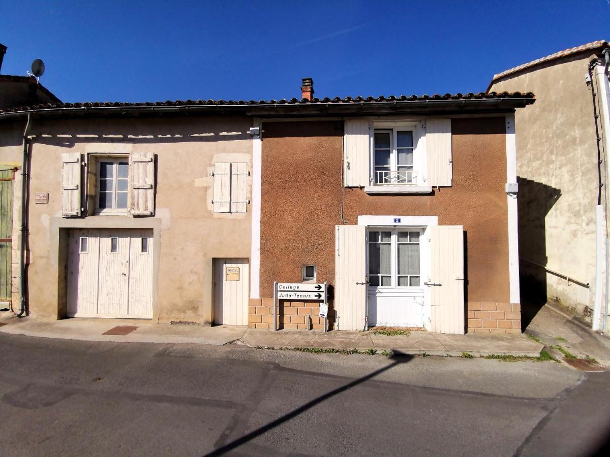 La Maison De Thomas Saint-Amant-de-Boixe Esterno foto