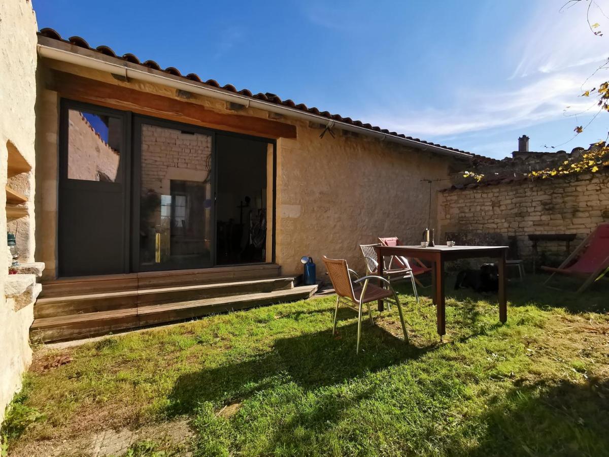 La Maison De Thomas Saint-Amant-de-Boixe Esterno foto